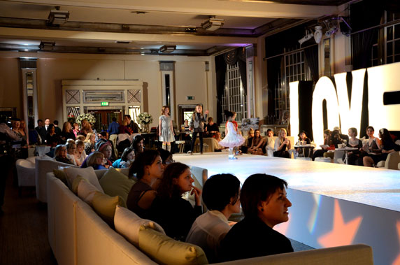 Vinatge-wedding-catwalk