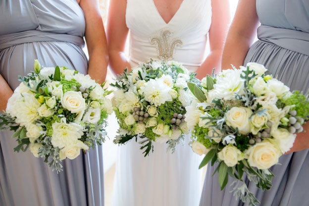 bridal-bouquet-bridesmaids-white-roses