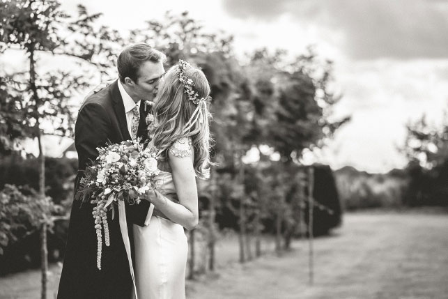 kiss-the-bride-wedding