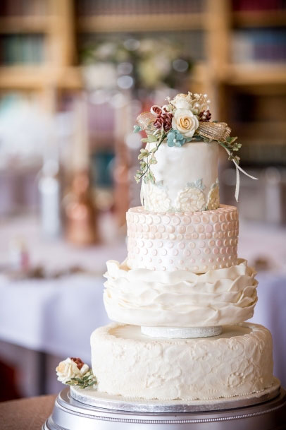 white-wedding-cake-roses