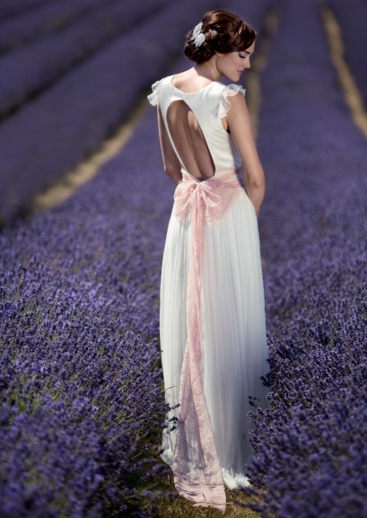 low-key_hole_back-wedding-gown