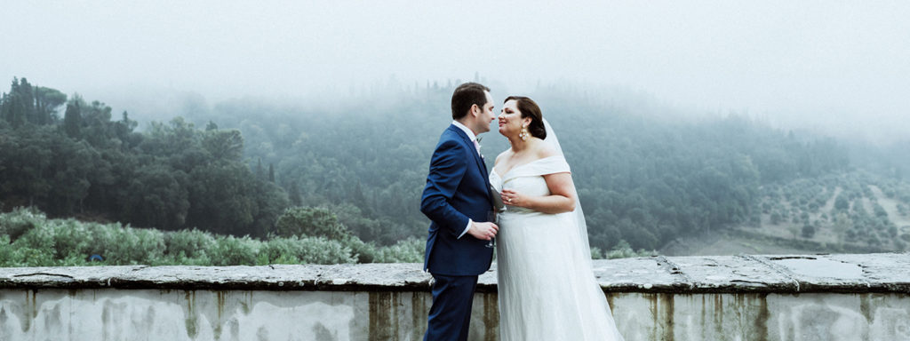 bride curvy italy landscape tuscany sanyuktashrestha wedding kiss